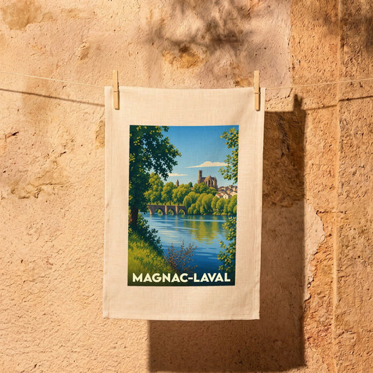 Torchon souvenir de la ville de Magnac-Laval avec une illustration stylisée.