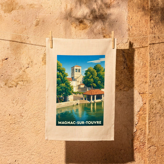 Torchon souvenir de la ville de Magnac-sur-Touvre avec une illustration stylisée.