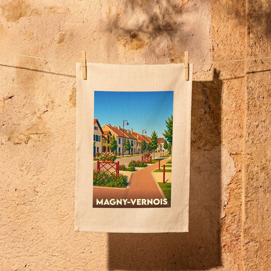 Torchon souvenir de la ville de Magny-Vernois avec une illustration stylisée d'une rue fleurie.