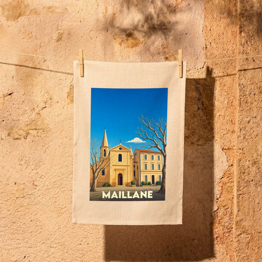 Torchon souvenir de la ville de Maillane avec une illustration stylisée de son église sous un ciel bleu.