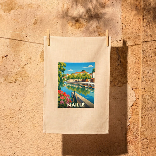 Torchon souvenir de la ville de Maillé avec une illustration stylisée d'un canal bordé de maisons.