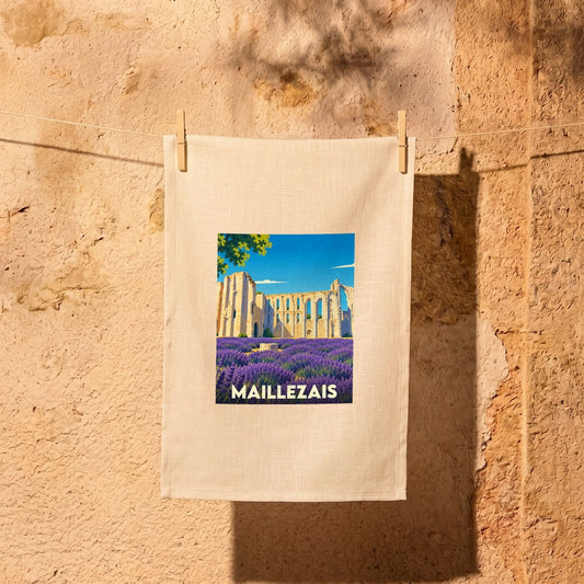 Torchon souvenir de la ville de Maillezais orné d'une illustration stylisée de son abbaye et de champs de lavande.