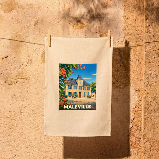 Torchon souvenir de la ville de Maleville orné d'une illustration stylisée d'une demeure traditionnelle.