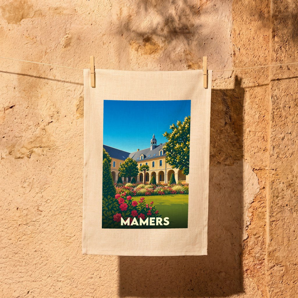 Torchon souvenir de la ville de Mamers illustré d'un jardin fleuri devant un bâtiment historique.