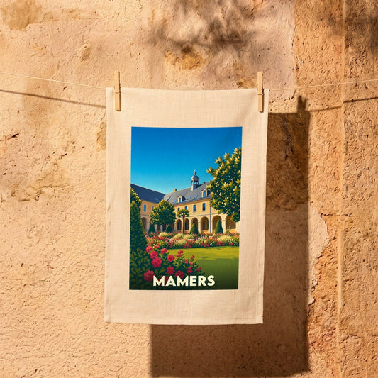 Torchon souvenir de la ville de Mamers avec une illustration stylisée d'un jardin fleuri devant un bâtiment historique.