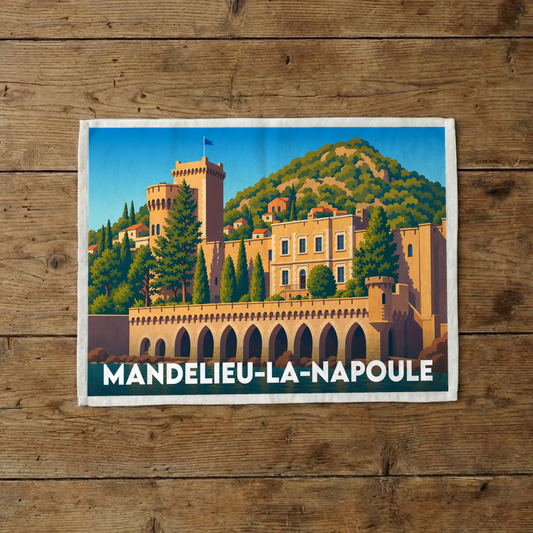 Torchon souvenir de la ville de Mandelieu-la-Napoule avec une illustration stylisée.