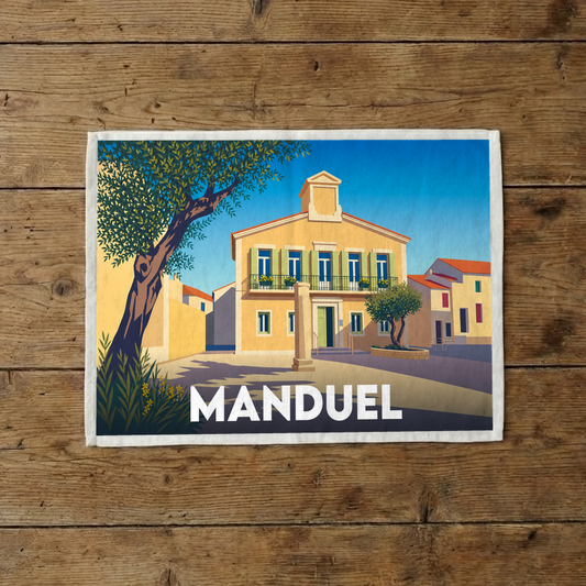 Torchon souvenir de la ville de Manduel avec une illustration stylisée d'une place ensoleillée.