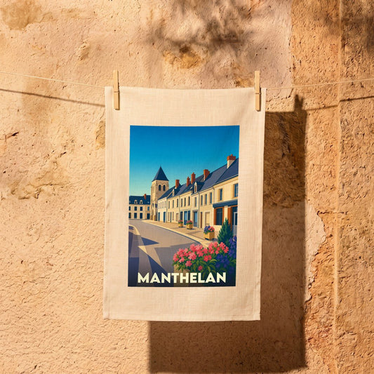 Torchon souvenir de la ville de Manthelan avec une illustration stylisée d'une rue pittoresque.