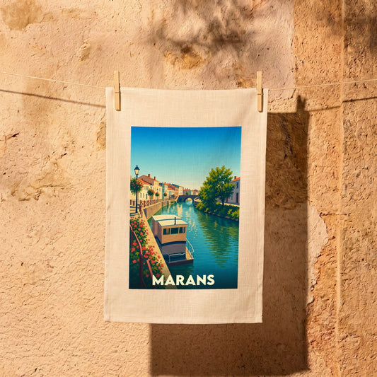 Torchon souvenir de la ville de Marans avec une illustration stylisée d'un canal et d'un bateau.