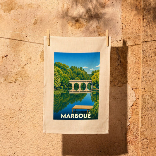 Torchon souvenir de la ville de Marboué avec une illustration stylisée d'un pont se reflétant dans l'eau.