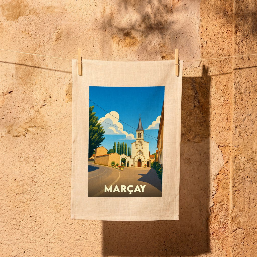 Torchon souvenir de la ville de Marçay avec une illustration stylisée d'une église sous un ciel bleu.