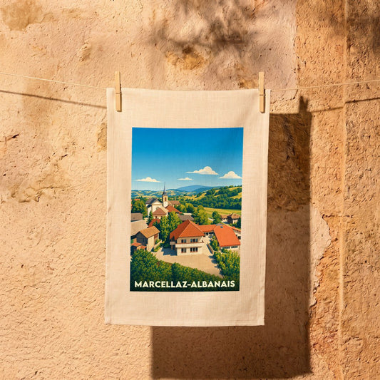 Torchon souvenir de la ville de Marcellaz-Albanais illustré d'un paysage de village stylisé.
