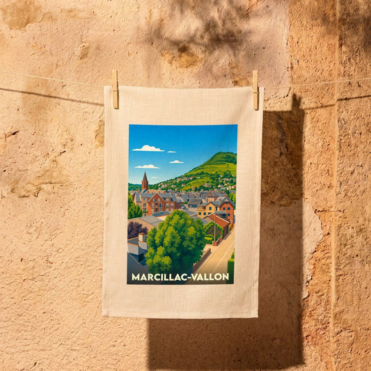Torchon souvenir de la ville de Marcillac-Vallon avec une illustration stylisée et colorée du village.