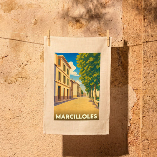 Torchon souvenir de la ville de Marcilloles avec une illustration stylisée d'une rue ensoleillée.
