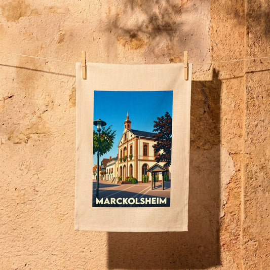 Torchon souvenir de la ville de Marckolsheim avec une illustration stylisée de son architecture.