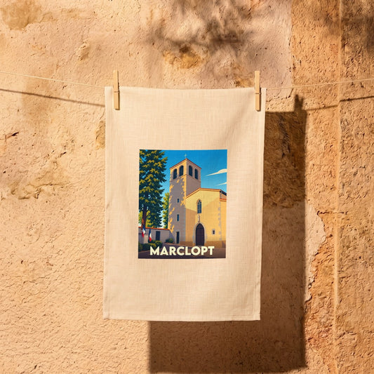 Torchon souvenir de la ville de Marclopt illustré d'une église sous un ciel bleu.