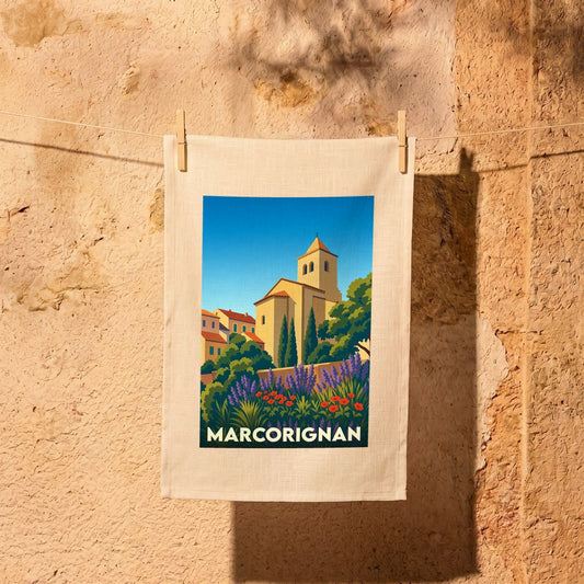 Torchon souvenir de la ville de Marcorignan avec une illustration stylisée d'un village provençal.