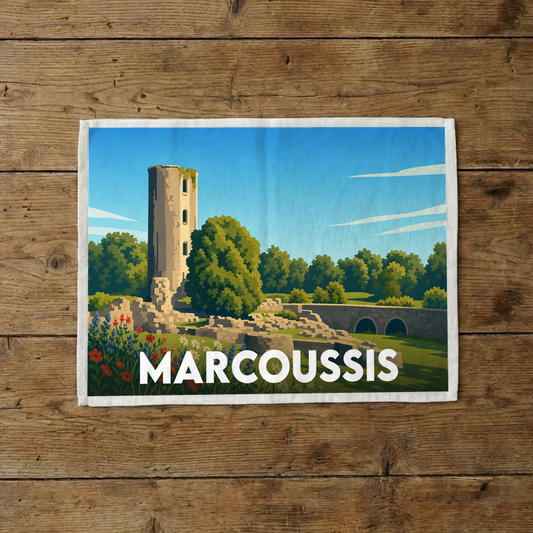 Torchon souvenir de la ville de Marcoussis illustrant les ruines de son château dans un style épuré.