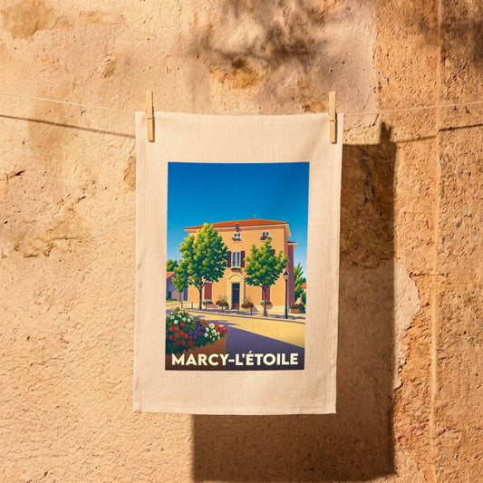 Torchon souvenir de la ville de Marcy-l'Étoile avec une illustration stylisée d'un bâtiment provençal.