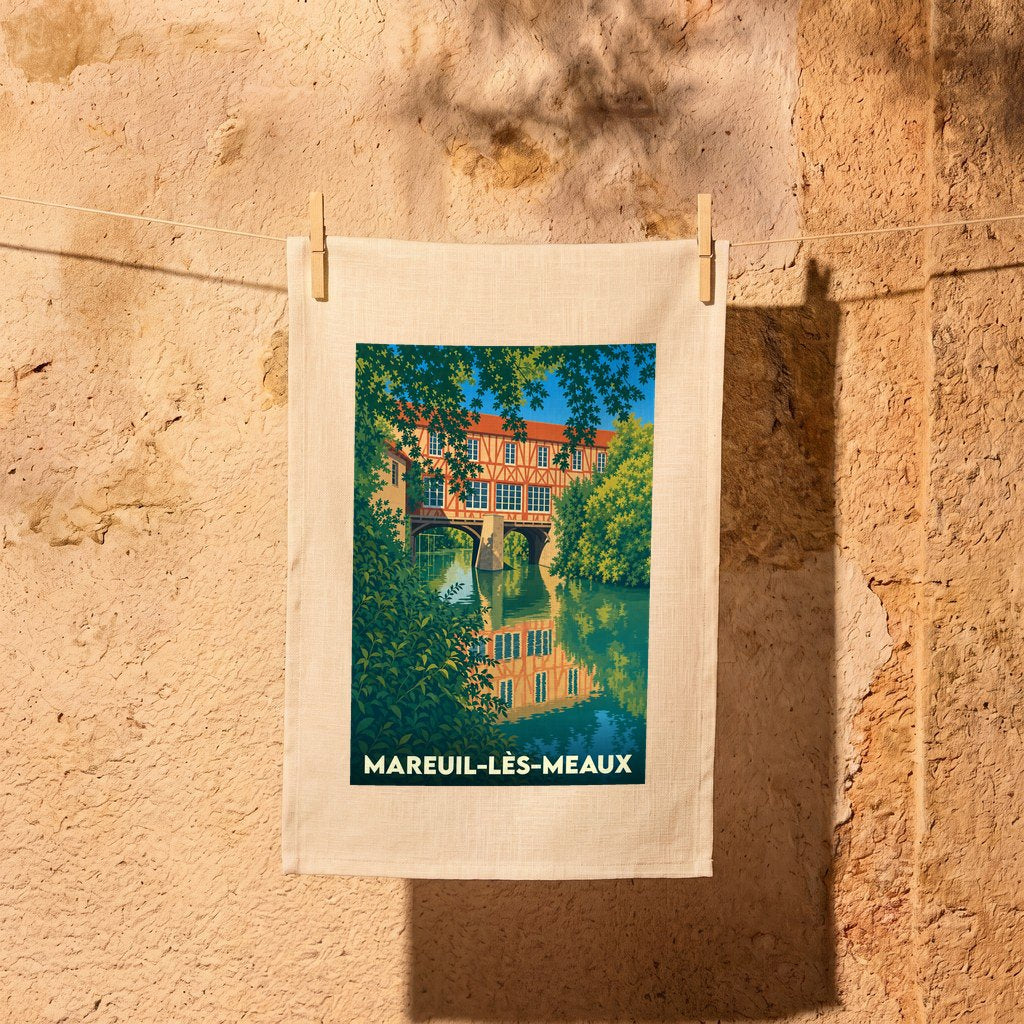 Torchon souvenir de Mareuil-lès-Meaux avec une illustration stylisée d'un bâtiment à colombages se reflétant dans l'eau.