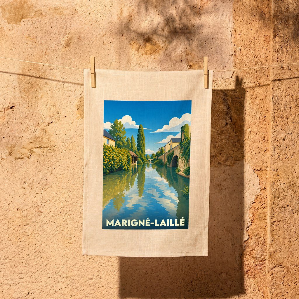 Torchon souvenir de la ville de Marigné-Laillé avec une illustration stylisée d'un canal bordé de maisons et de verdure.
