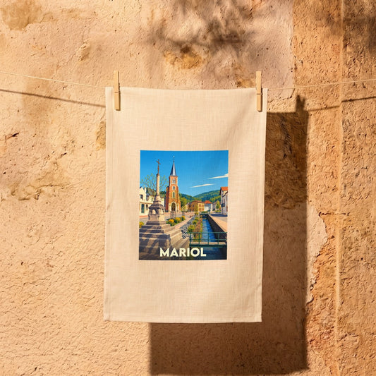 Torchon souvenir de la ville de Mariol avec une illustration stylisée.