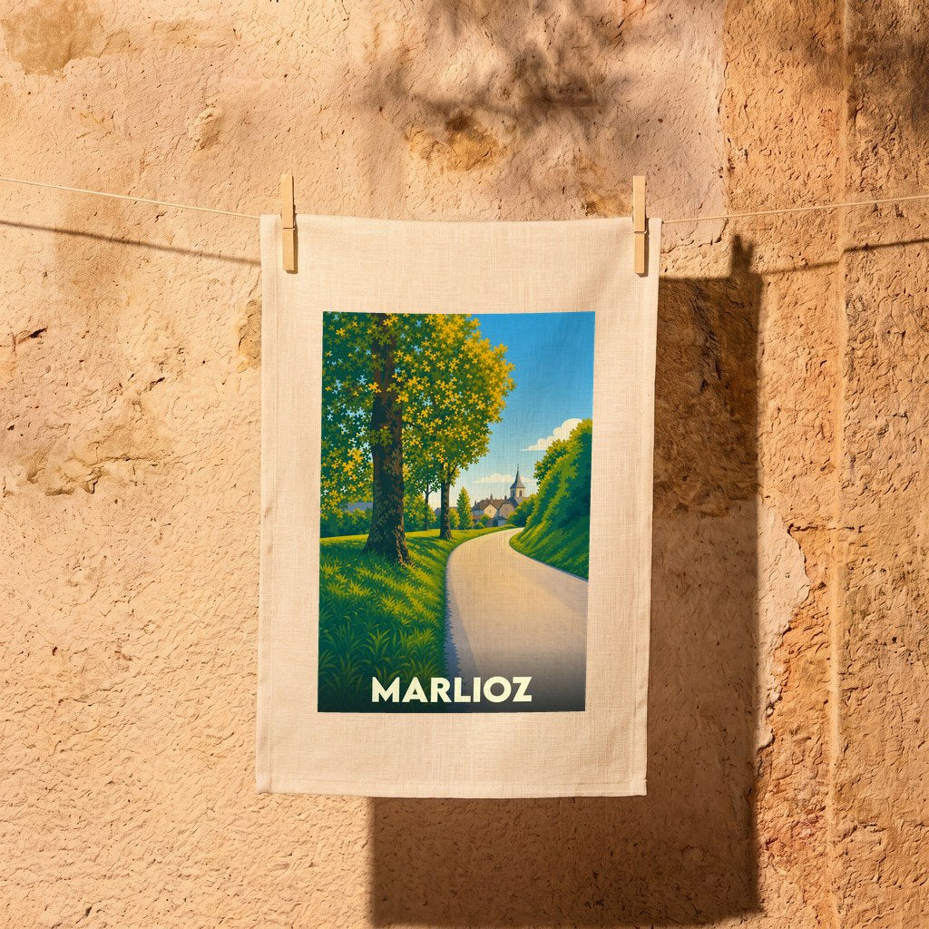 Torchon souvenir de la ville de Marlioz orné d'une illustration stylisée représentant un chemin de campagne ensoleillé.
