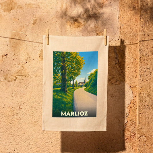 Torchon souvenir de la ville de Marlioz orné d'une illustration stylisée représentant un chemin de campagne ensoleillé.