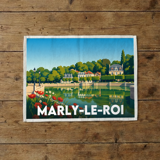 Torchon souvenir de la ville de Marly-le-Roi avec une illustration stylisée d'un paysage de parc et son bassin.