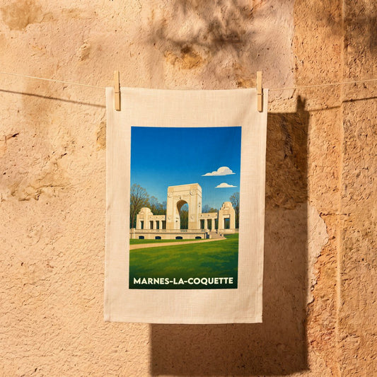 Torchon souvenir de la ville de Marnes-la-Coquette avec une illustration stylisée du Mémorial de l'Escadrille La Fayette.
