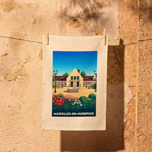Torchon souvenir de la ville de Marolles-en-Hurepoix avec une illustration stylisée de sa place centrale.