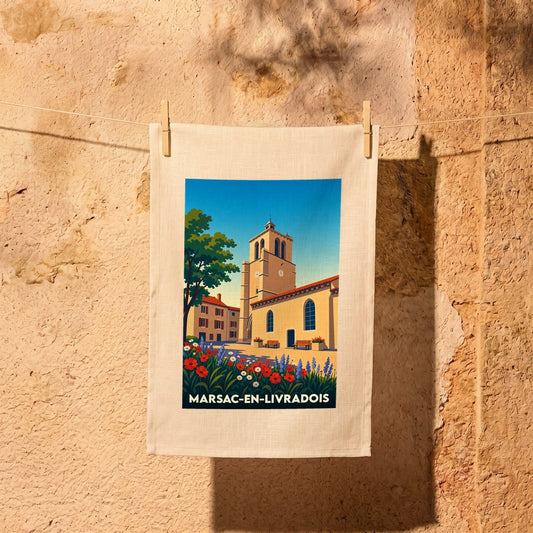 Torchon souvenir de la ville de Marsac-en-Livradois avec une illustration stylisée de son église et de fleurs colorées.