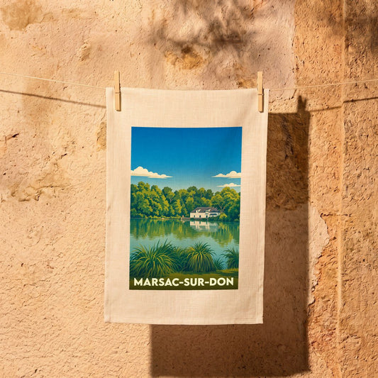 Torchon de cuisine souvenir de Marsac-sur-Don illustré d'un paysage de bord de rivière stylisé.