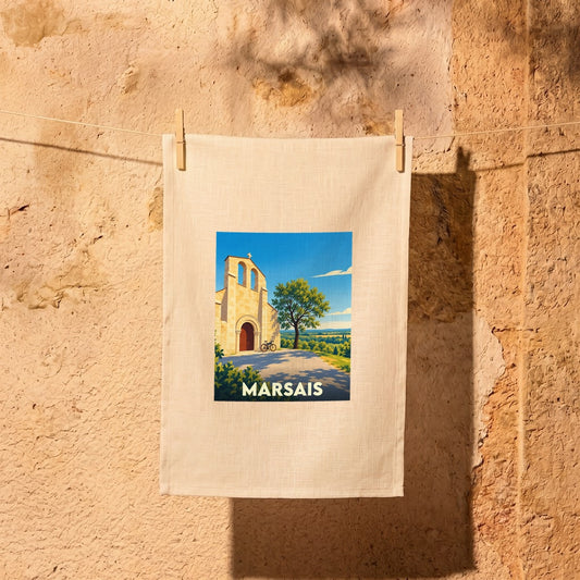 Torchon souvenir de la ville de Marsais avec une illustration stylisée d'une église sous un ciel bleu.