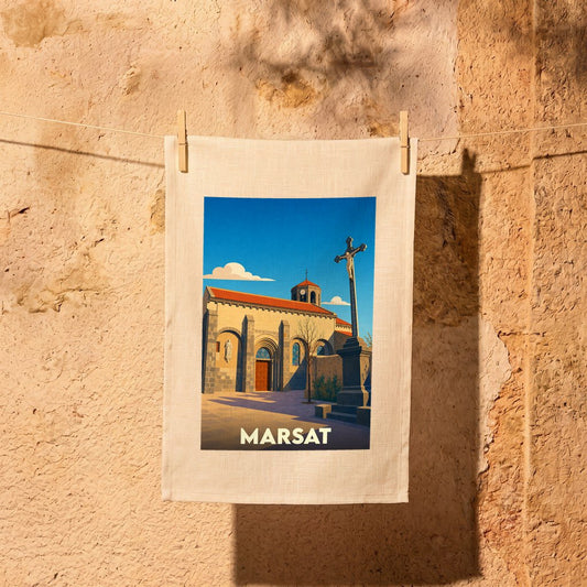 Torchon souvenir de la ville de Marsat illustré d'un dessin stylisé de son église et de son calvaire.