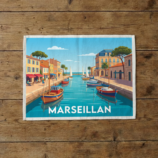 Torchon souvenir de la ville de Marseillan avec une illustration stylisée du port.