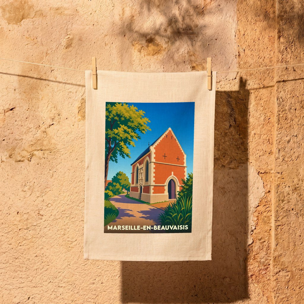 Torchon souvenir de Marseille-en-Beauvaisis avec une illustration stylisée de sa chapelle.