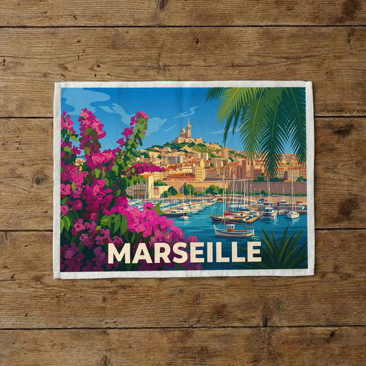 Torchon souvenir de la ville de Marseille avec une illustration stylisée.