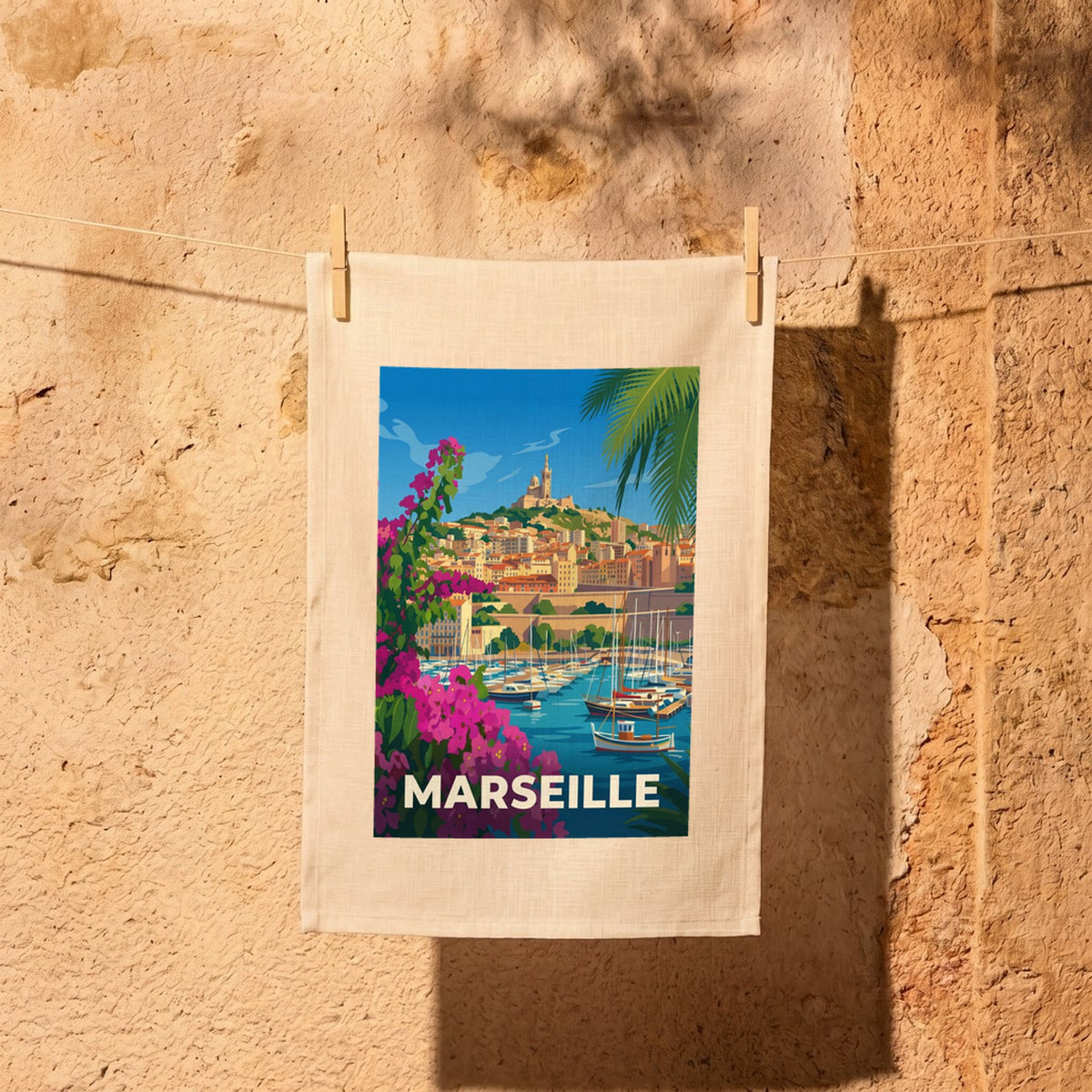 Torchon souvenir de la ville de Marseille avec une illustration stylisée.