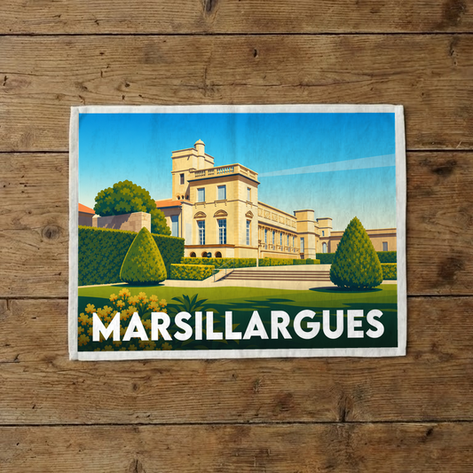 Torchon souvenir de la ville de Marsillargues illustré d'une vue stylisée de son château.