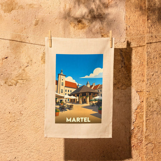 Torchon souvenir de la ville de Martel illustré d'un dessin stylisé de sa place de marché.