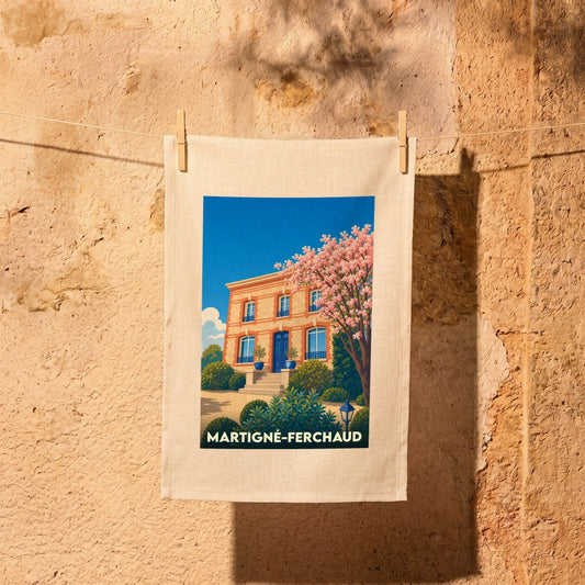 Torchon souvenir de la ville de Martigné-Ferchaud avec une illustration stylisée d'une demeure bourgeoise.