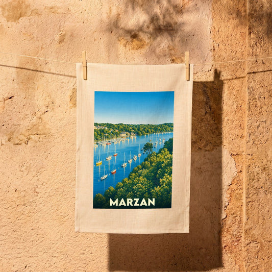 Torchon souvenir de la ville de Marzan avec une illustration stylisée d'un port de plaisance arboré.