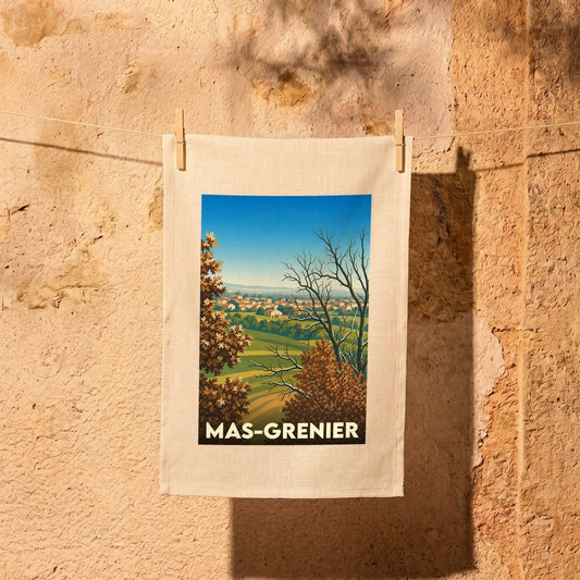 Torchon souvenir de la ville de Mas-Grenier avec une illustration stylisée de paysages vallonnés.