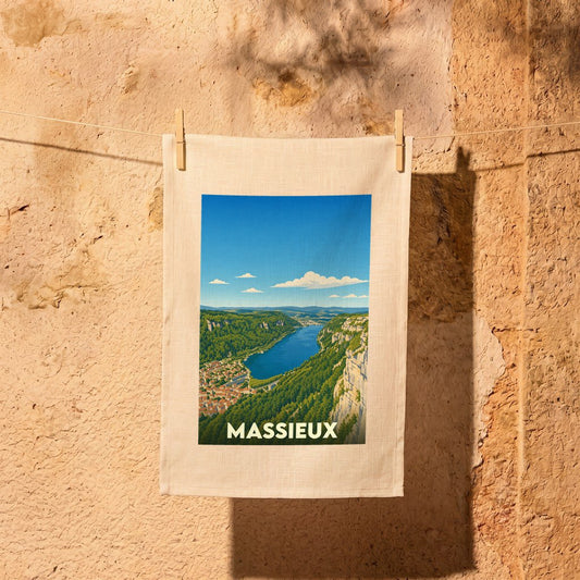 Torchon souvenir de la ville de Massieux avec une illustration paysagère stylisée.