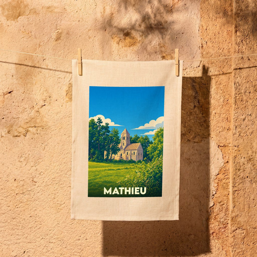 Torchon souvenir de la ville de Mathieu avec une illustration stylisée d'une église entourée de verdure.