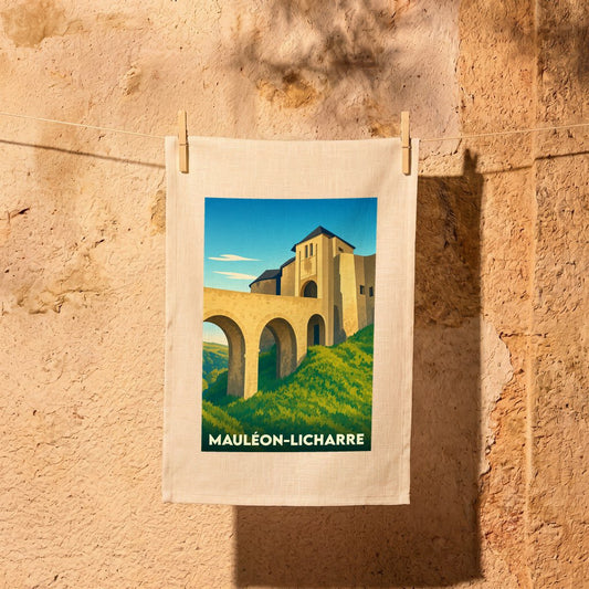 Torchon souvenir de la ville de Mauléon-Licharre avec une illustration stylisée de son château fort.