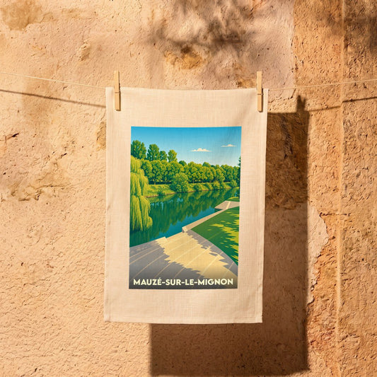 Torchon souvenir de la ville de Mauzé-sur-le-Mignon avec une illustration stylisée de son paysage fluvial.