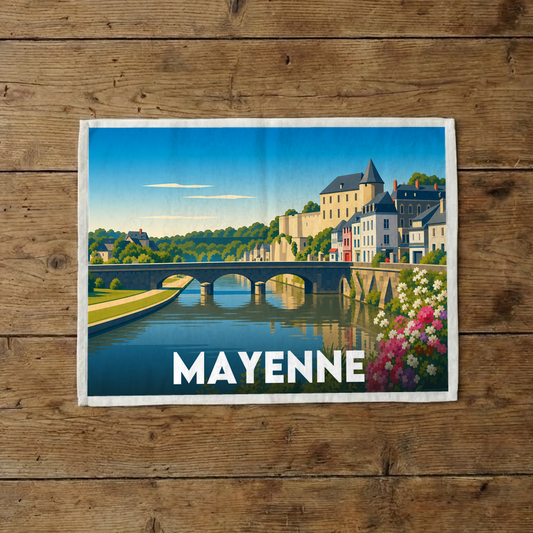 Torchon souvenir de la ville de Mayenne avec une illustration stylisée de son pont et de son château.