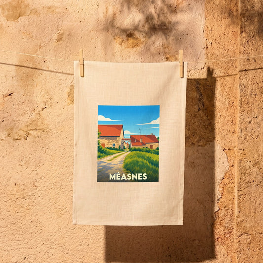 Torchon souvenir de la ville de Méasnes avec une illustration stylisée d'un paysage rural.